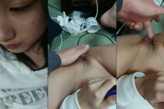 Em nữ sinh cứ nằm chơi game còn anh móc ở dưới